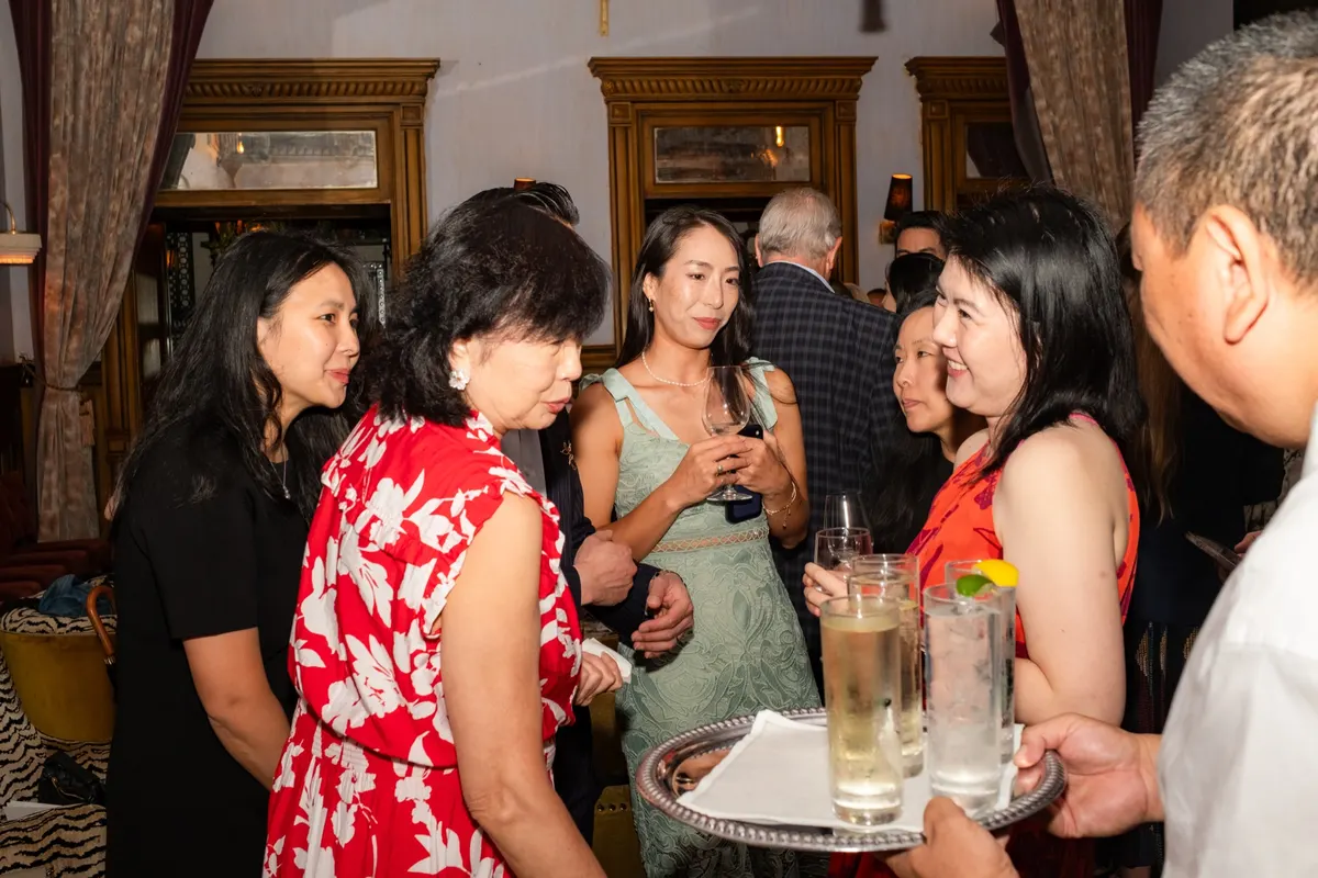 Guests with a tray of highballs