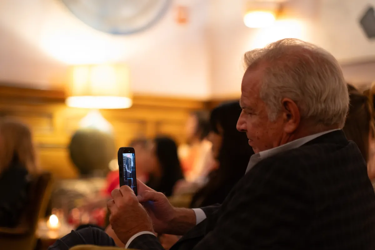 A guest filming the music on his phone in the Lobby Bar