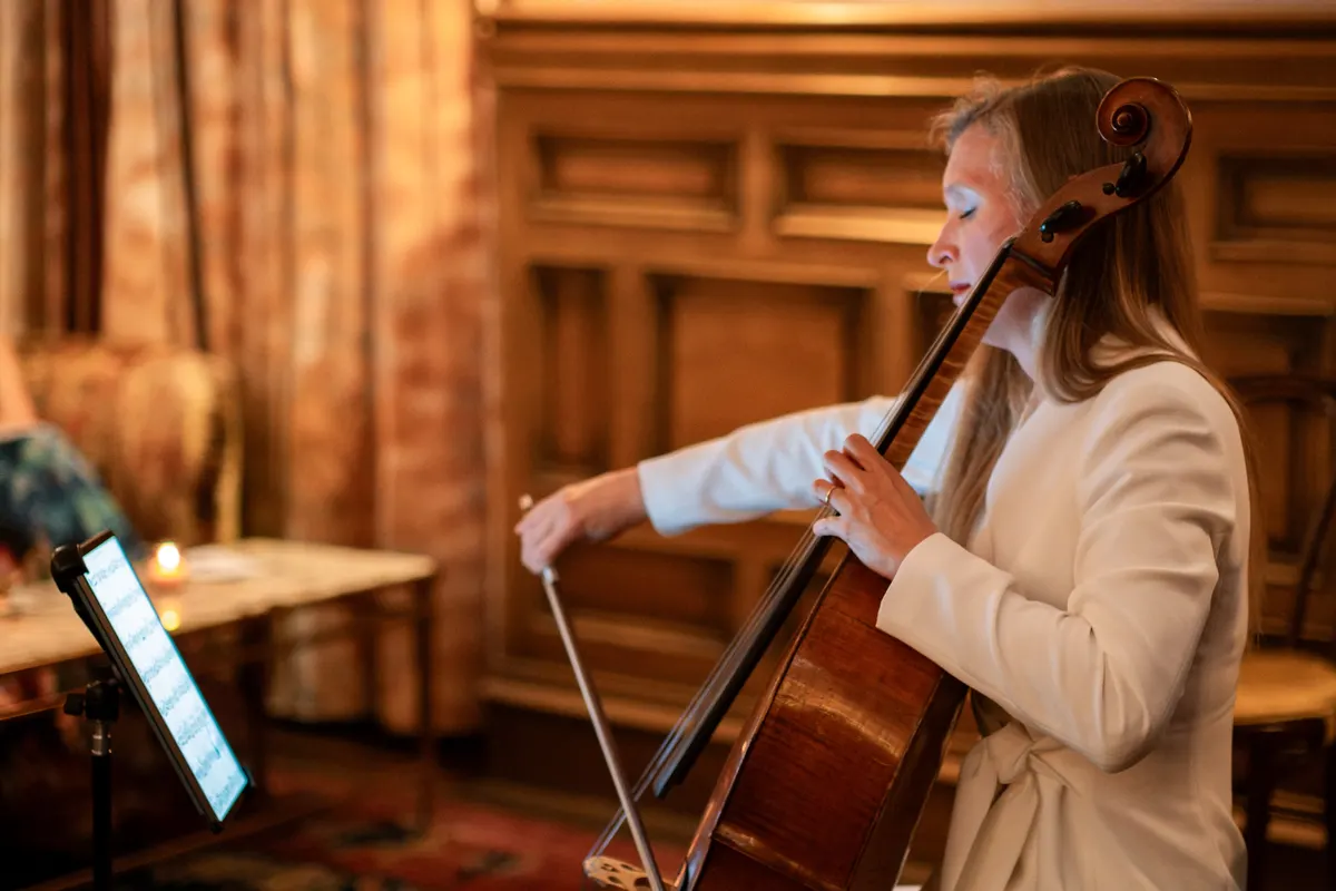 Arlen Hlusko playing the cello by candlelight in the Lobby Bar