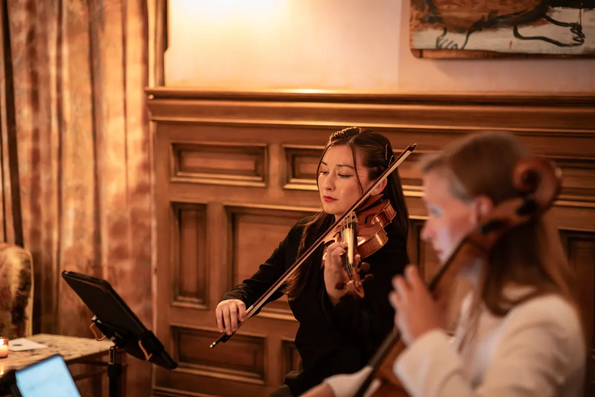 Isabelle Ai Durrenberger on violin and Arlen Hlusko on cello in the Lobby Bar