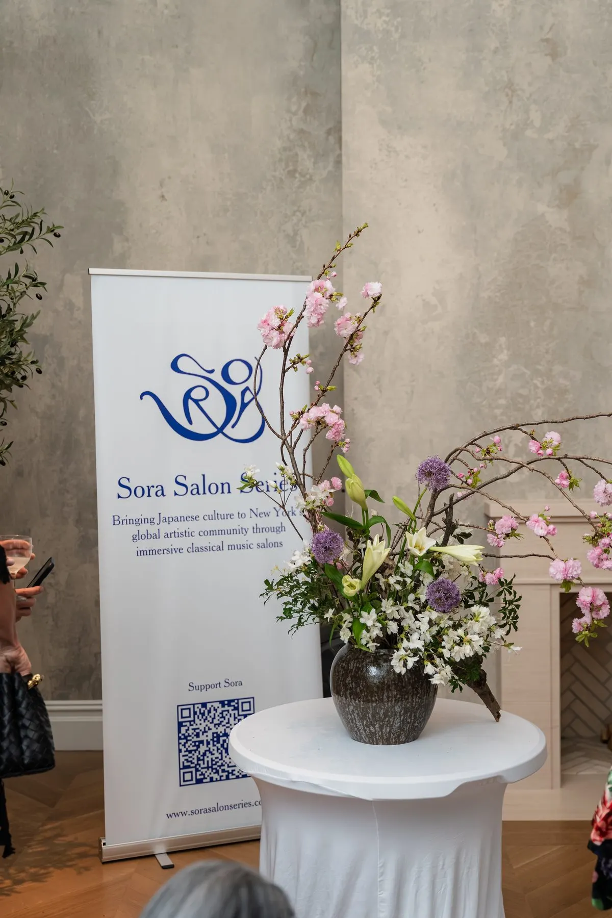 The finished ikebana beside the banner
